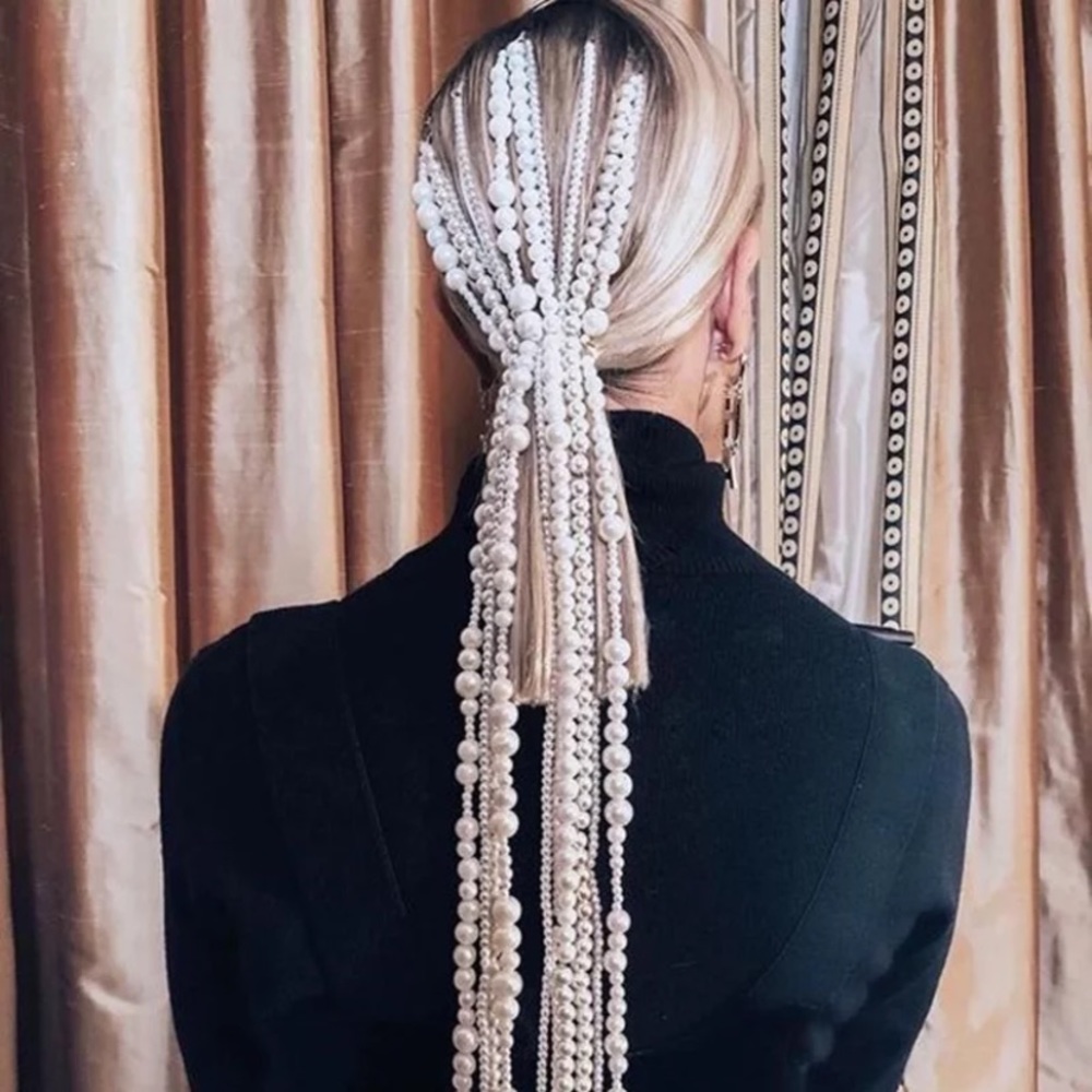 Hair decoration with pearls